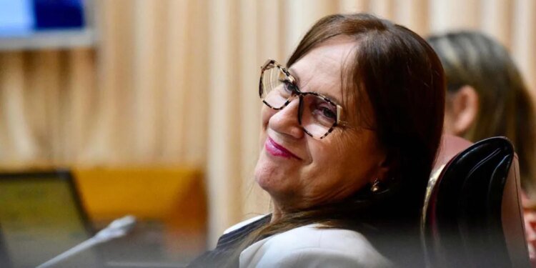 Zulma Reina acuerda paritaria con bonos para trabajadores de la Legislatura de Neuquén