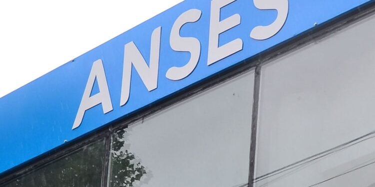 AUH: ¿cuándo y cuánto se cobrará el extra de $52.000 en enero de 2026?