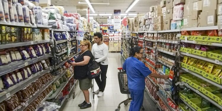 Descuentos imperdibles en diciembre: jubilados de ANSES ahorran en sus compras navideñas