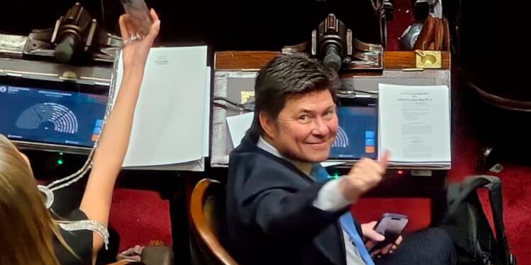 Lisandro Almirón humilló al oficialismo y dejó a todos boquiabiertos en el Congreso