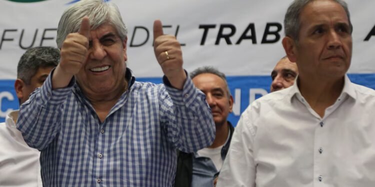 Camioneros busca reajuste salarial mientras la Asociación Bancaria sella acuerdo paritario