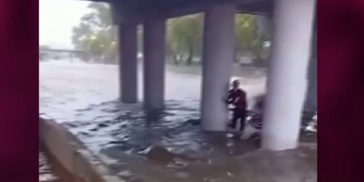 Rescatan a un hombre atrapado en un río tras el desborde en Córdoba