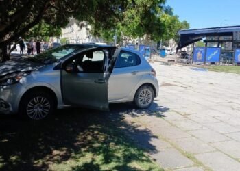 La Plata: un hombre de 63 años muere tras descompensarse y chocar su auto en Plaza Moreno