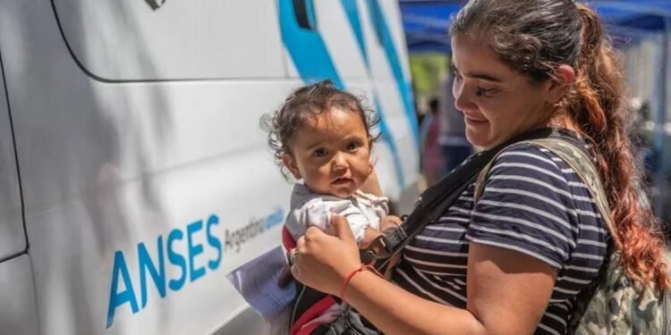 ANSES confirma los aumentos y bonos en AUH para diciembre: ¿cuánto se cobrará?