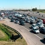 Intenso movimiento vehicular hacia la Costa Atlántica en el inicio del fin de semana largo