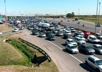 Intenso movimiento vehicular hacia la Costa Atlántica en el inicio del fin de semana largo