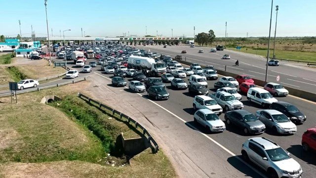 Intenso movimiento vehicular hacia la Costa Atlántica en el inicio del fin de semana largo
