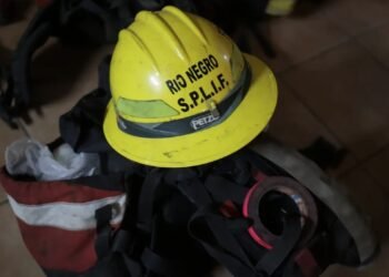 Incendio en Bariloche: bomberos combaten las llamas cerca del Sanatorio San Carlos