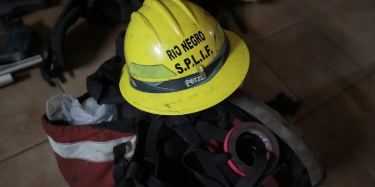 Incendio en Bariloche: bomberos combaten las llamas cerca del Sanatorio San Carlos