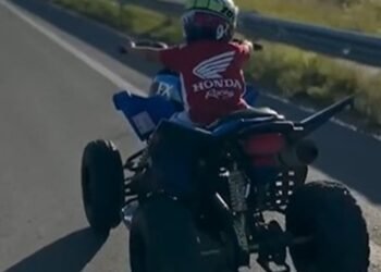 Piden inhabilitar al padre que dejó manejar a su hijo de 5 años en un cuatriciclo