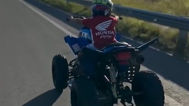 Piden inhabilitar al padre que dejó manejar a su hijo de 5 años en un cuatriciclo