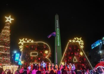 El árbol del Obelisco se encendió y ya brilla el espíritu navideño en la Ciudad