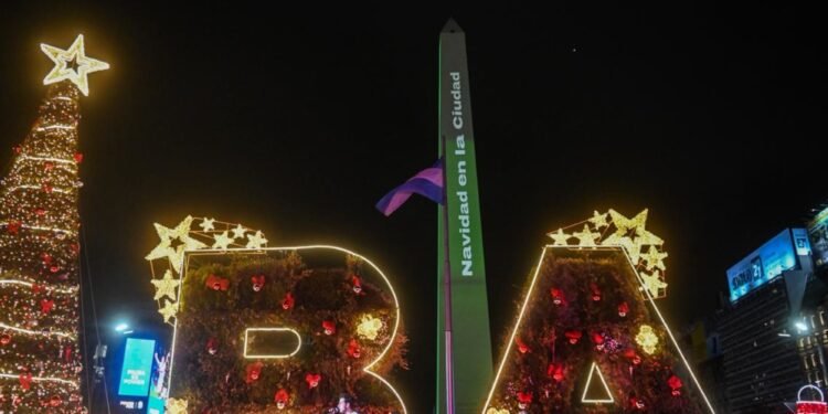 El árbol del Obelisco se encendió y ya brilla el espíritu navideño en la Ciudad