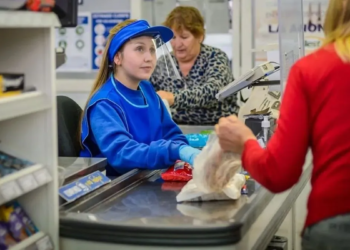 Nuevo acuerdo mejora ingresos de empleados de comercio a partir de enero de 2026