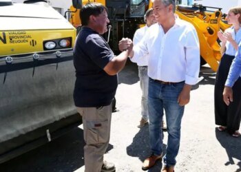 Figueroa espera respuesta del gremio tras entrega de nueva maquinaria a Vialidad en Neuquén
