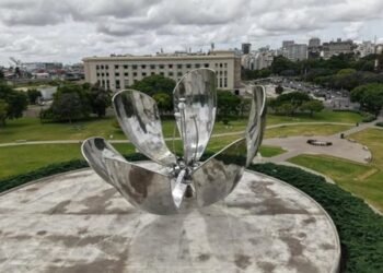 La Floralis Genérica recupera su esplendor tras la restauración en Recoleta