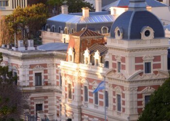 Kicillof presiona a la Legislatura para aprobar el endeudamiento urgente en la Provincia de Buenos Aires