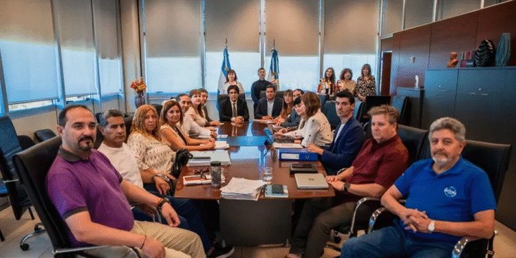 San Juan: Retoman paritarias docentes en medio de tensión y bono estatal confirmado