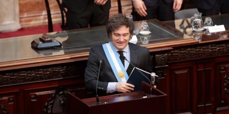 Milei llega al Congreso para festejar la primera minoría de su bloque y jurar nuevos diputados