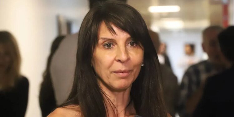 Lorena Villaverde renunció al Senado y dejó en suspenso su futuro en Diputados