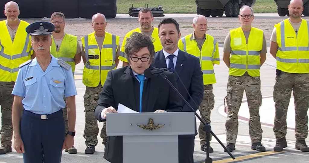 Milei presentó los F-16 en Córdoba y los aviones hicieron un vuelo rasante por Buenos Aires