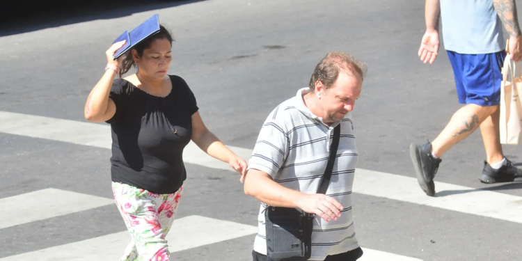 Médicos alertan sobre la ola de calor y dan consejos para evitar el golpe de calor