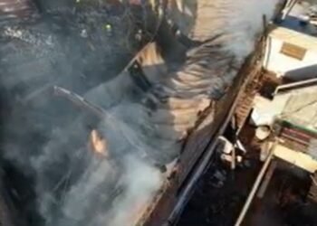 Incendio devoró depósito de pallets en José León Suárez y evacuaron vecinos y geriátrico