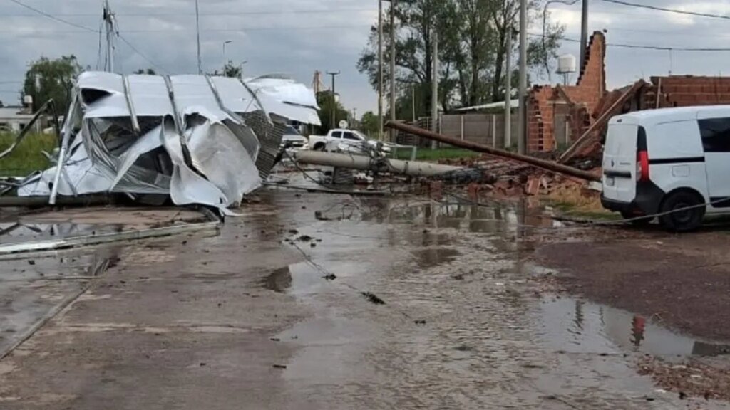 Destrucción y cortes de luz en Carlos Casares tras un potente temporal en la Provincia de Buenos Aires
