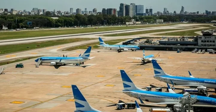 Caos en Aeroparque: más de 90 vuelos demorados y cuatro cancelados en inicio de vacaciones