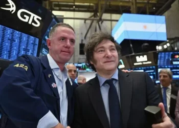 El riesgo país baja a 493 puntos y las acciones argentinas brillan en Wall Street