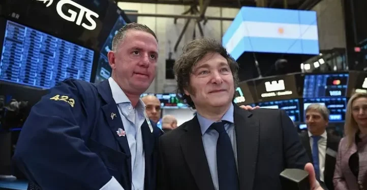 El riesgo país baja a 493 puntos y las acciones argentinas brillan en Wall Street