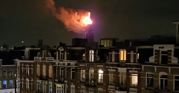 Caos y violencia en Ámsterdam: un incendio arrasa una iglesia histórica y deja dos muertos