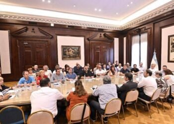 Gobierno de Kicillof convoca a gremios en la primera reunión paritaria del año