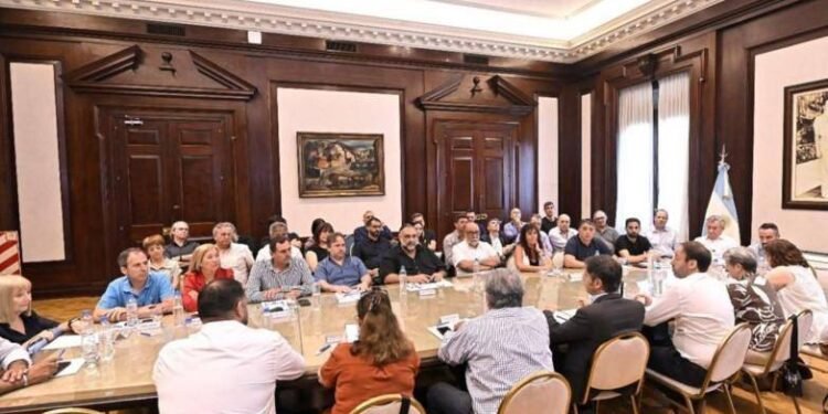 Gobierno de Kicillof convoca a gremios en la primera reunión paritaria del año