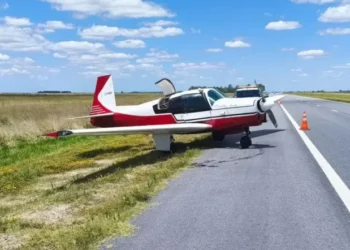 Una avioneta aterrizó de emergencia en la ruta 56 tras fallar su motor