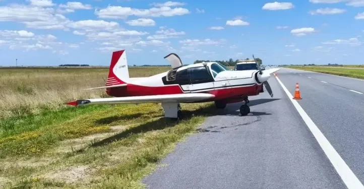 Una avioneta aterrizó de emergencia en la ruta 56 tras fallar su motor