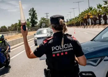Un muerto y 14 heridos tras choque de tren en Barcelona por caída de muro de contención