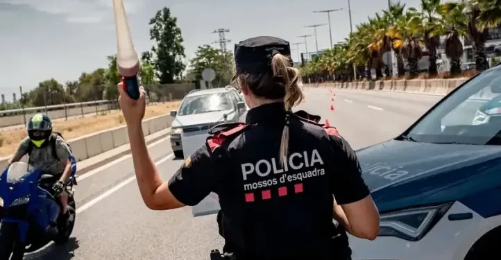 Un muerto y 14 heridos tras choque de tren en Barcelona por caída de muro de contención