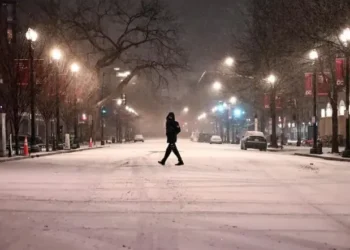 La tormenta invernal Fern impacta en EE.UU.: 13.500 vuelos cancelados y sin luz 700 mil usuarios