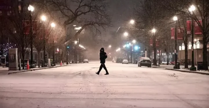 La tormenta invernal Fern impacta en EE.UU.: 13.500 vuelos cancelados y sin luz 700 mil usuarios