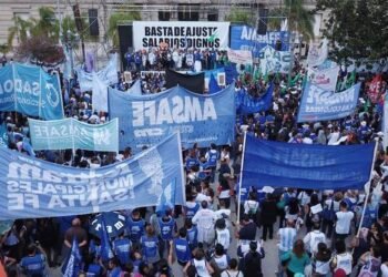 Tensión entre docentes y gobierno de Pullaro por paritarias en medio de crisis educativa