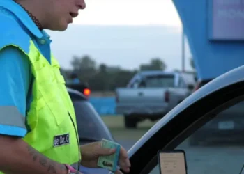 Multas de tránsito: en 2026, cruzar en rojo podría costar hasta $904.000 en la Provincia de Buenos Aires