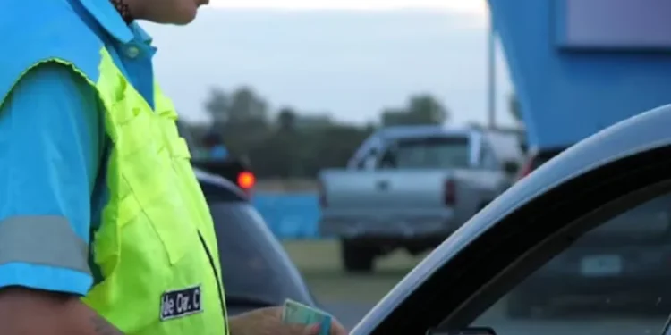 Multas de tránsito: en 2026, cruzar en rojo podría costar hasta $904.000 en la Provincia de Buenos Aires