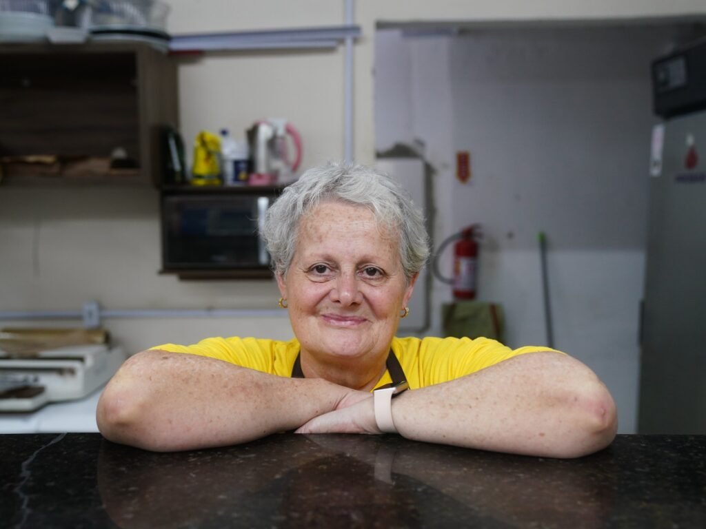 Se mudó a Brasil por una emergencia familiar y hoy brilla con sus alfajores en Florianópolis