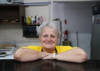 Se mudó a Brasil por una emergencia familiar y hoy brilla con sus alfajores en Florianópolis