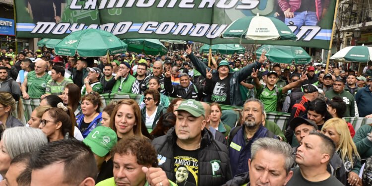 Salarios del sector privado siguen cayendo frente a la inflación en 2025 y se preparan paritarias