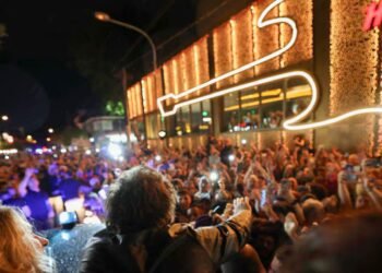 El Presidente recorre el país mientras el fuego arrasa áreas olvidadas