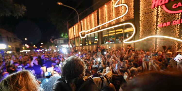 El Presidente recorre el país mientras el fuego arrasa áreas olvidadas