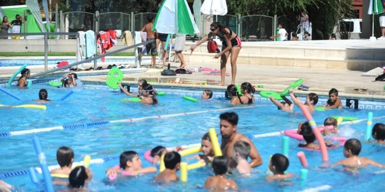 Escuelas Abiertas en Verano: Un refugio educativo para 220.000 chicos en la Provincia de Buenos Aires