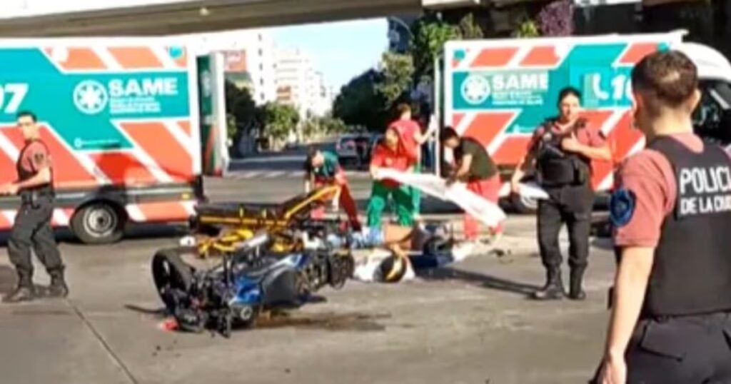 Tragedia en Palermo: un colectivo atropelló a moteros tras una caída y provocó dos muertes